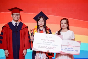 Thủ khoa ngành Thương mại điện tử - Trần Nguyễn Thanh Hà - nhận bằng tốt nghiệp và được vinh danh tại buổi lễ.