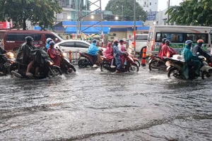 Nhiều tuyến đường ở TPHCM ngập nặng khi mưa lớn. (Ảnh: Q.H)