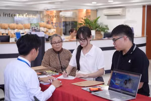 Thí sinh và phụ huynh đến SIU tham quan, tham khảo về thông tin xét tuyển. Ảnh: SIU