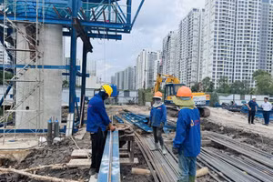 Công nhân trên công trường đường Vành đai 3 đoạn qua TPHCM.