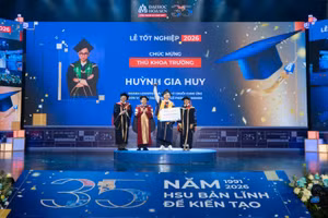 Thủ khoa Trường ĐH Hoa Sen Huỳnh Gia Huy nhận học bổng 70% chương trình thạc sĩ của Viện Sau đại học và lãnh đạo HSU.