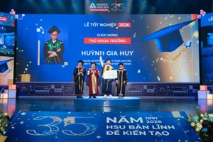 Thủ khoa Trường ĐH Hoa Sen Huỳnh Gia Huy nhận học bổng 70% chương trình thạc sĩ của Viện Sau đại học và lãnh đạo HSU.