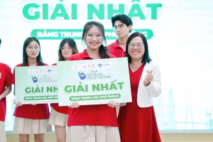Thí sinh Lê Khánh Thy - học sinh Trường TH-THCS-THPT Hoàng Gia (Royal School) giành giải Nhất bảng THPT với đề tài "Card game: Sợi dây gắn kết gia đình".