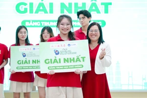 Thí sinh Lê Khánh Thy - học sinh Trường TH-THCS-THPT Hoàng Gia (Royal School) giành giải Nhất bảng THPT với đề tài "Card game: Sợi dây gắn kết gia đình".