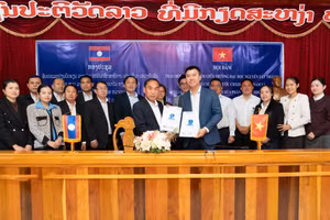 Đại diện Trường ĐH Nguyễn Tất Thành và Sở Giáo dục & Thể thao tỉnh Huaphanh ký kết biên bản hợp tác trong lĩnh vực giáo dục và đào tạo