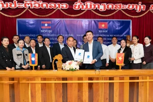 Đại diện Trường ĐH Nguyễn Tất Thành và Sở Giáo dục & Thể thao tỉnh Huaphanh ký kết biên bản hợp tác trong lĩnh vực giáo dục và đào tạo