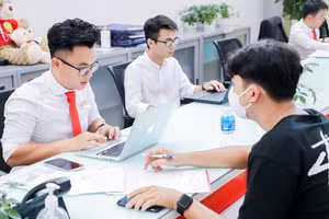 Thí sinh tìm hiểu ngành học tại Trường ĐH Kinh tế - Tài chính TPHCM (UEF). Ảnh: UEF