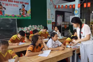 Tình nguyện viên dạy học tại lớp tình thương của ngoại Thủy. Ảnh: NVCC