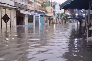 Các khu phố quanh chợ Thủ Đức ngập nặng sau mưa. Ảnh: M.Q