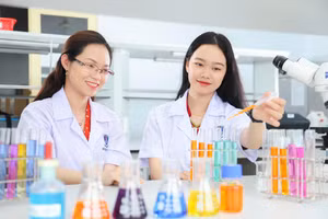 Sinh viên Trường ĐH Nguyễn Tất Thành trong giờ thí nghiệm. Ảnh: NTT