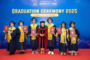 3 cặp song sinh cùng chụp ảnh với Hiệu trưởng Trường ĐH Nguyễn Tất Thành.