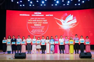 Nhiều giảng viên, chuyên gia giáo dục được trao danh hiệu tại Lễ Vinh danh Đổi mới sáng tạo Giáo dục Việt Nam 2025 – 2026.