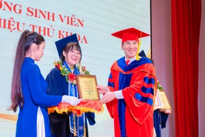 GS.TS.BS Phạm Văn Lình – Hiệu trưởng Trường ĐH Quốc tế Hồng Bàng đã trao bằng tốt nghiệp cho sinh viên xuất sắc.