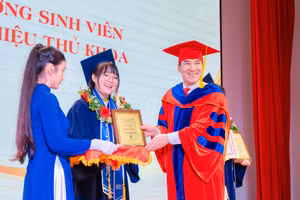GS.TS.BS Phạm Văn Lình – Hiệu trưởng Trường ĐH Quốc tế Hồng Bàng đã trao bằng tốt nghiệp cho sinh viên xuất sắc.