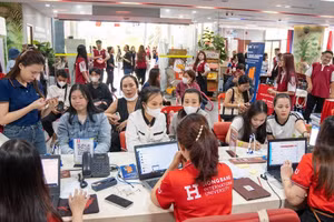 Thí sinh tìm hiểu các ngành học tại Trường ĐH Quốc tế Hồng Bàng. Ảnh HBU