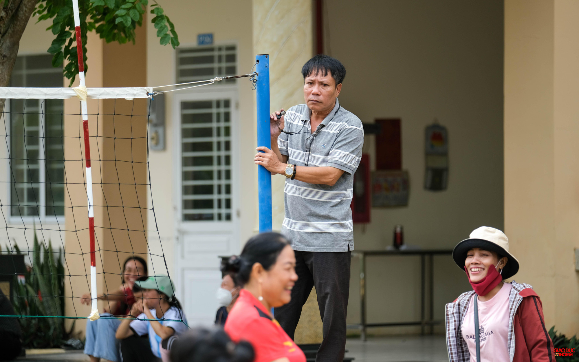 Tổ trọng tài và thư ký nhiệt huyết hỗ trợ xuyên suốt trận đấu.