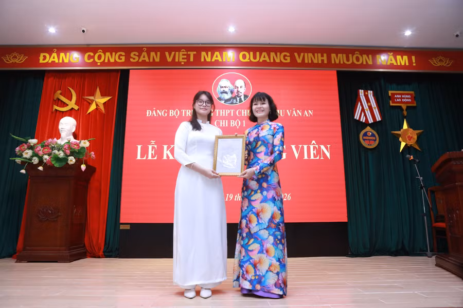 Nhà giáo Nguyễn Thị Nhiếp trao quyết định kết nạp Đảng cho Đảng viên mới đúng ngày 19/5/2026.