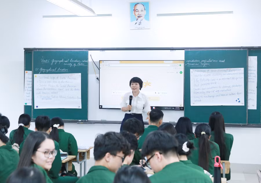 Giáo viên Trường THPT Hoàng Văn Thụ, Hà Nội dạy Địa lí bằng tiếng Anh. Ảnh: Đình Tuệ. 