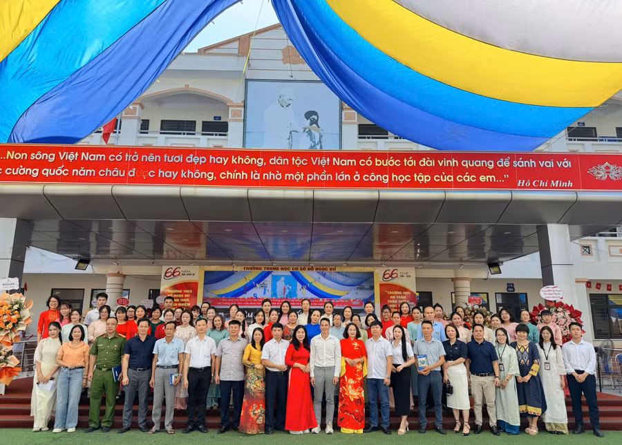 Thầy trò Trường THCS Đỗ Ngọc Du quyết tâm đoàn kết để nâng cao chất lượng giáo dục toàn diện.