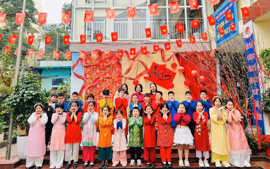 Cô trò Trường Tiểu học Đồng Nhân hân hoan trong buổi đầu đến lớp sau Tết Nguyên đán 2026.