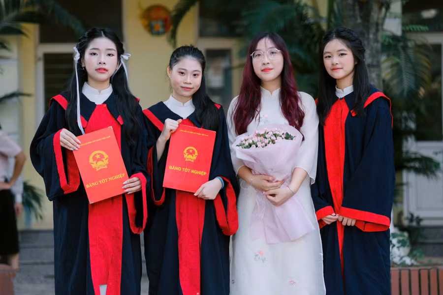 Minh Phương (bìa phải) và các bạn chụp ảnh cùng cô Nguyễn Quỳnh Trang dạy Toán lớp 9H.