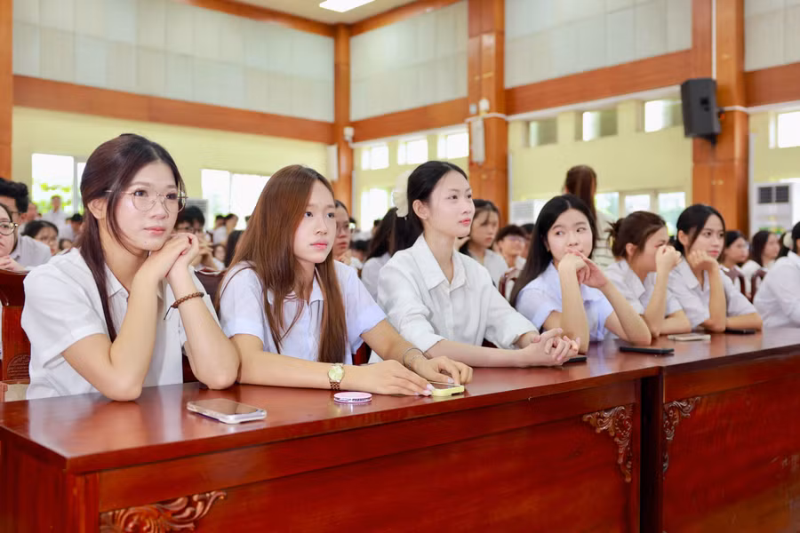 Sinh viên Học viện Tài chính tại phân hiệu tỉnh Hưng Yên dự lễ khai giảng năm học mới 2026-2027. 