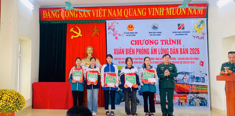 Lãnh đạo Đồn Biên phòng Cửa khẩu cảng Hải Thịnh tặng quà Tết cho các em học sinh.