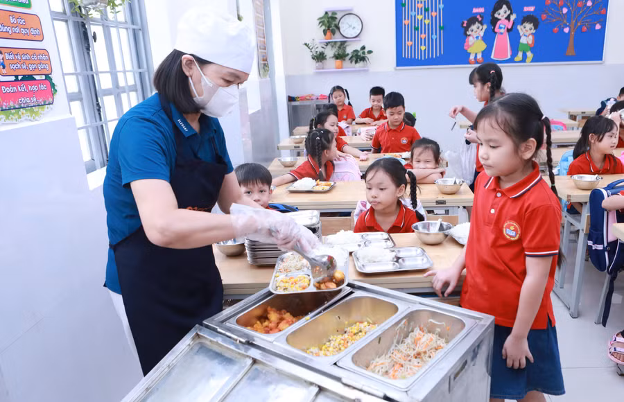 Giờ chia suất ăn bán trú tại Trường Tiểu học Tân Hội, xã Ô Diên, Hà Nội. Ảnh: Đình Tuệ.