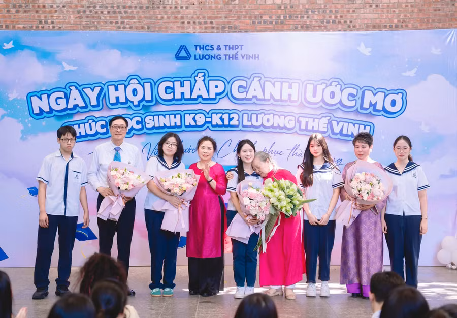 Lãnh đạo Trường THCS & THPT Lương Thế Vinh và các em học sinh. 