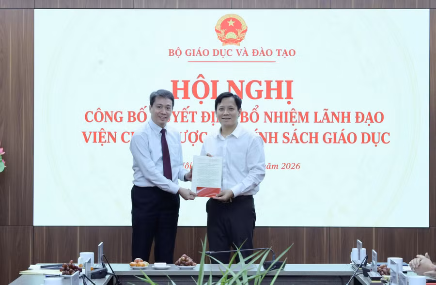 Thứ trưởng Phạm Quang Hưng (trái) trao quyết định bổ nhiệm cho GS.TS Lê Anh Vinh.