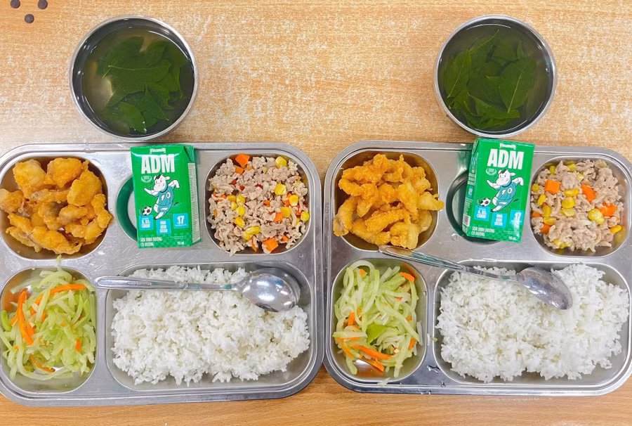 Suất cơm bán trú đầy đặn của học sinh Trường Tiểu học La Phù, xã An Khánh, Hà Nội. 