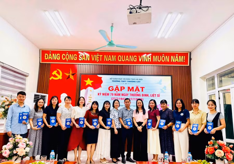 Trường THPT Thượng Cát (Hà Nội) gặp mặt nhân kỷ niệm 79 năm Ngày Thương binh liệt sĩ. 