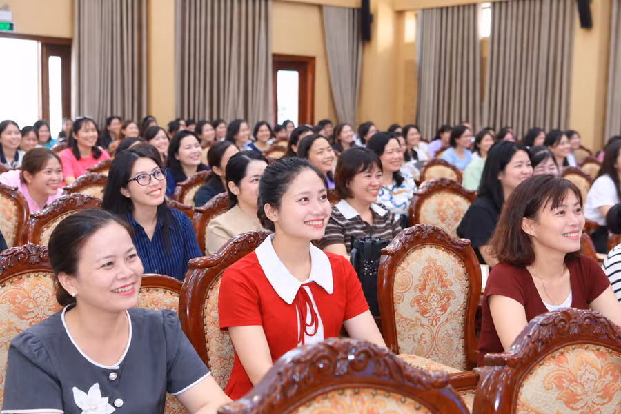 Các thầy cô tập huấn về việc để tiếng Anh trở thành ngôn ngữ thứ hai trong trường học. Ảnh: Đình Tuệ.