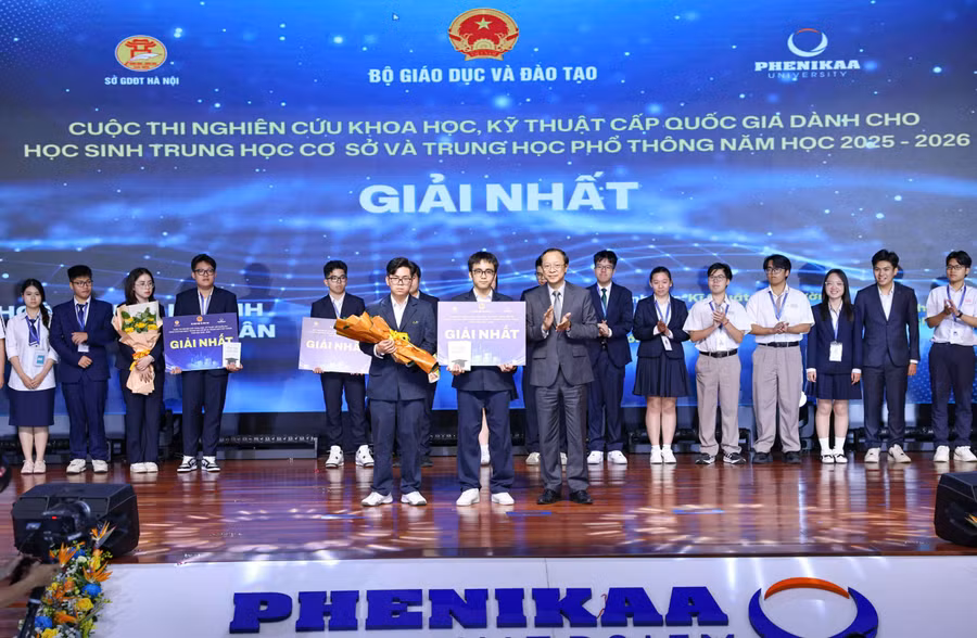 Học sinh Trường THPT chuyên Chu Văn An (Hà Nội) vinh dự được trao giải Nhất tại cuộc thi. 