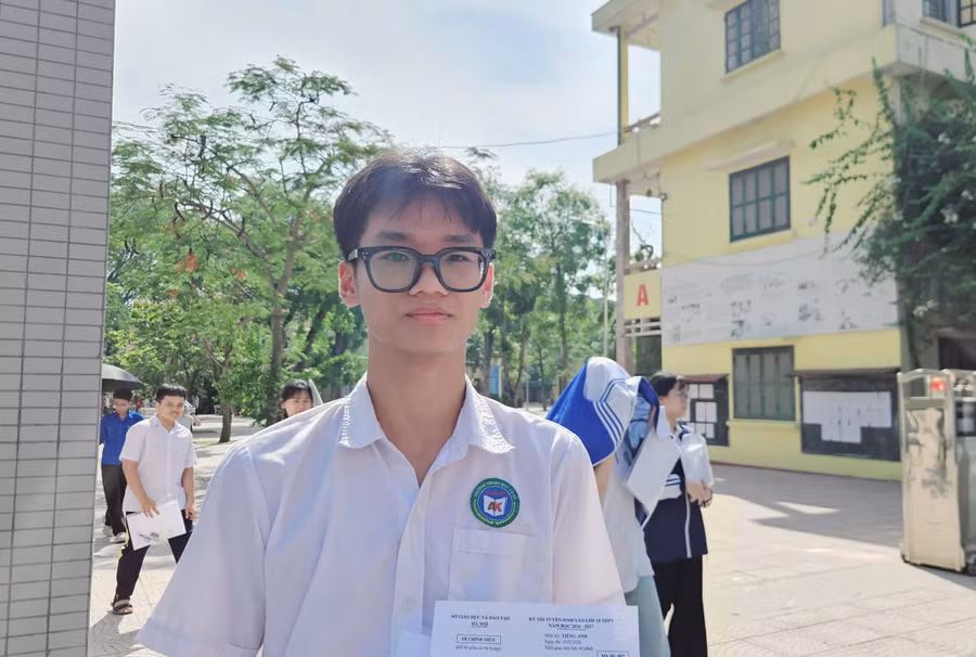 Thí sinh dự thi tại Trường THPT Hoài Đức B, xã An Khánh chiều 30/5 môn Tiếng Anh. Ảnh: Đình Tuệ.