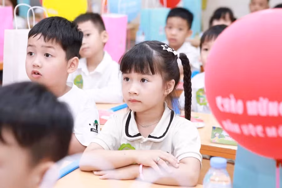 Học sinh lớp 1 tại Hà Nội chào đón năm học mới 2025-2026. Ảnh: Đình Tuệ.