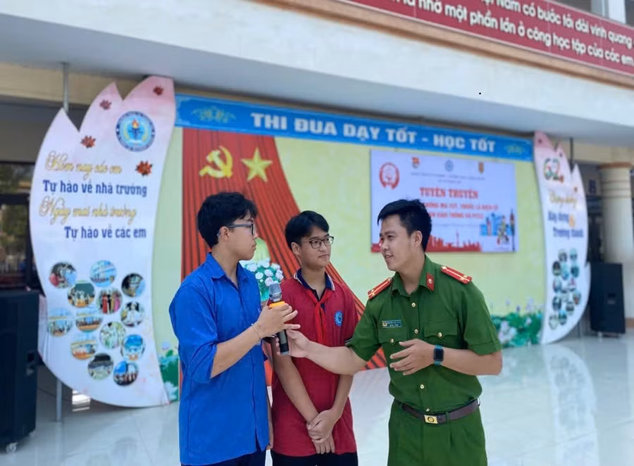 Học sinh Trường THCS Đỗ Ngọc Du (Đại Thanh, Hà Nội) tìm hiểu về tác hại của khói thuốc lá.