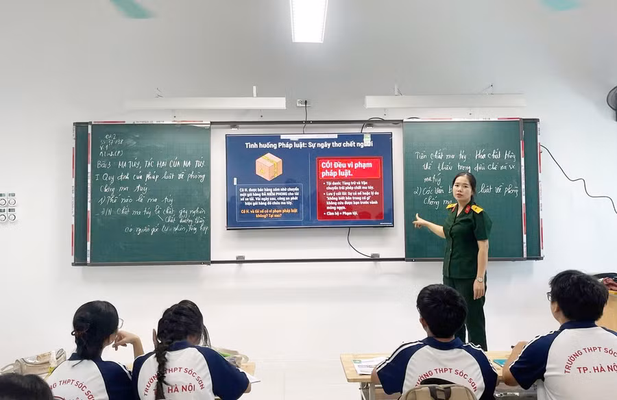 Học sinh Trường THPT Sóc Sơn trong giờ học lý thuyết trên lớp môn Giáo dục Quốc phòng và An ninh. Ảnh: Đình Tuệ. gdqpan-2.jpg