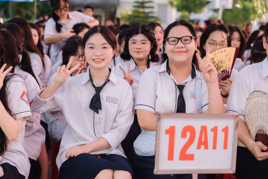 Các em học sinh lớp 12A11, Trường THPT A Trần Hưng Đạo, phường Nam Định, tỉnh Ninh Bình. 