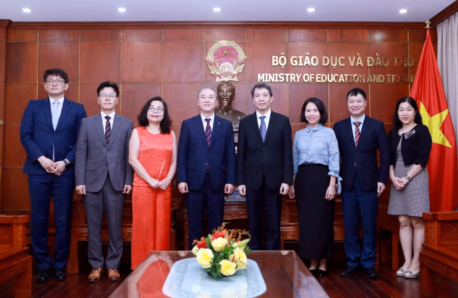 Các đại biểu chụp ảnh lưu niệm tại buổi làm việc sáng 24/8. Ảnh: Đình Tuệ.