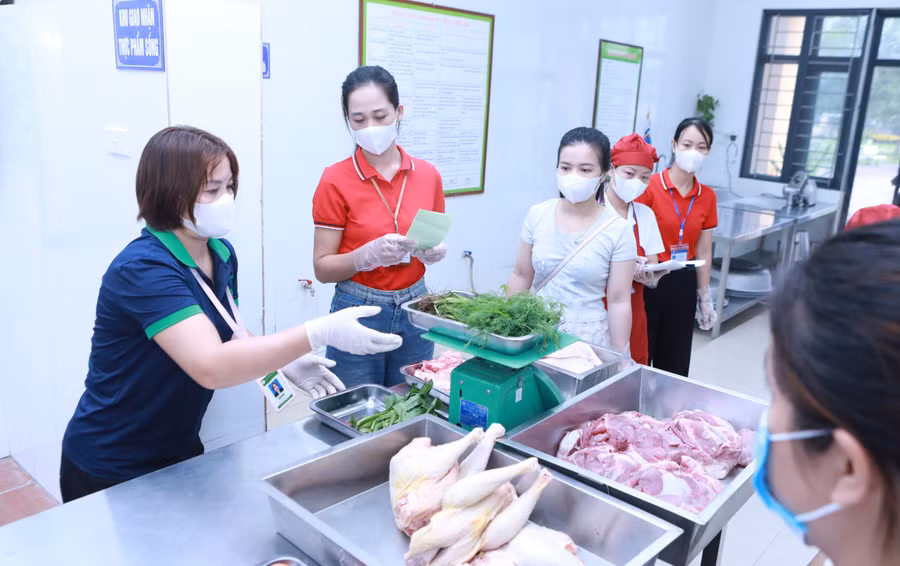 Phụ huynh cùng giám sát thực phẩm tại Trường Mầm non La Phù (An Khánh, Hà Nội). Ảnh: Đình Tuệ.