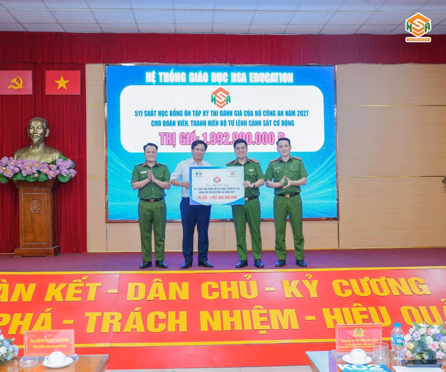Đại diện HSA Education trao học bổng với tổng trị giá gần 2 tỷ đồng cho Bộ Tư lệnh Cảnh sát cơ động.