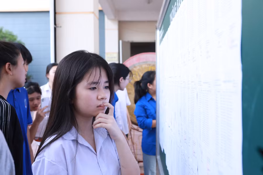 Thí sinh tham dự Kỳ thi tuyển sinh vào lớp 10. Ảnh: Đình Tuệ.