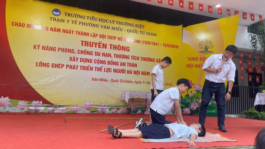Học sinh được thực hành kỹ năng sơ cứu cơ bản dưới sự hướng dẫn từ chuyên gia. 
