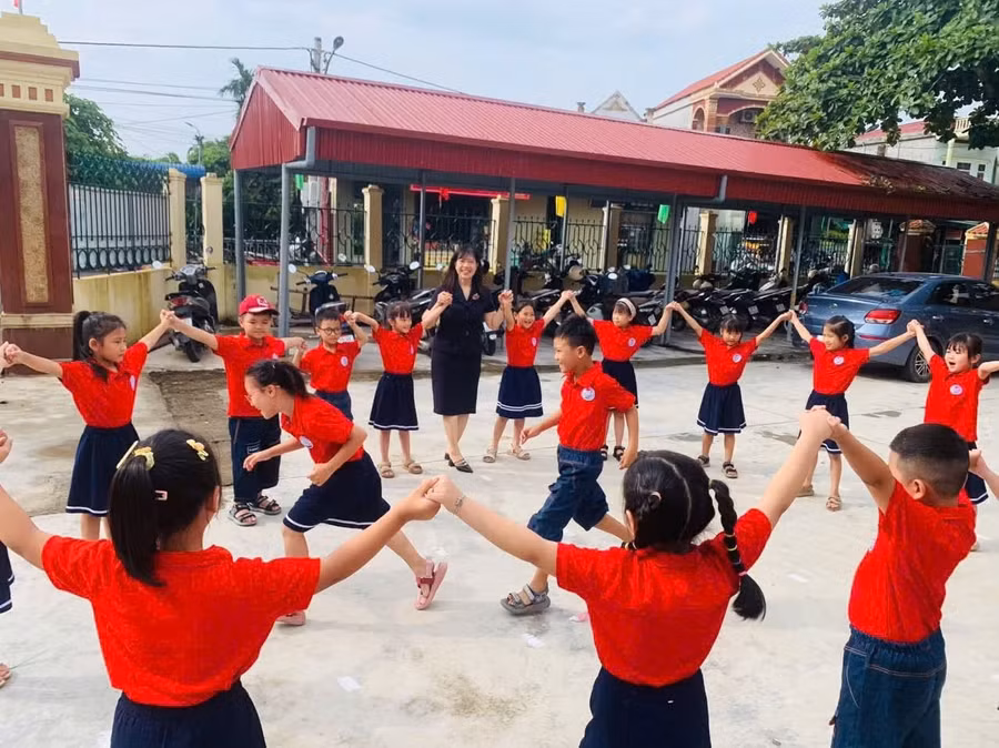 Cô trò Trường Tiểu học A Hải Xuân, xã Hải Xuân (Ninh Bình) trong một giờ ra chơi. 