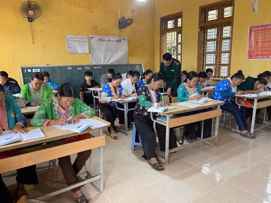 Người thầy mang quân hàm xanh tích cực tham gia xóa mù chữ cho người dân. Ảnh: Quỳnh Chi.