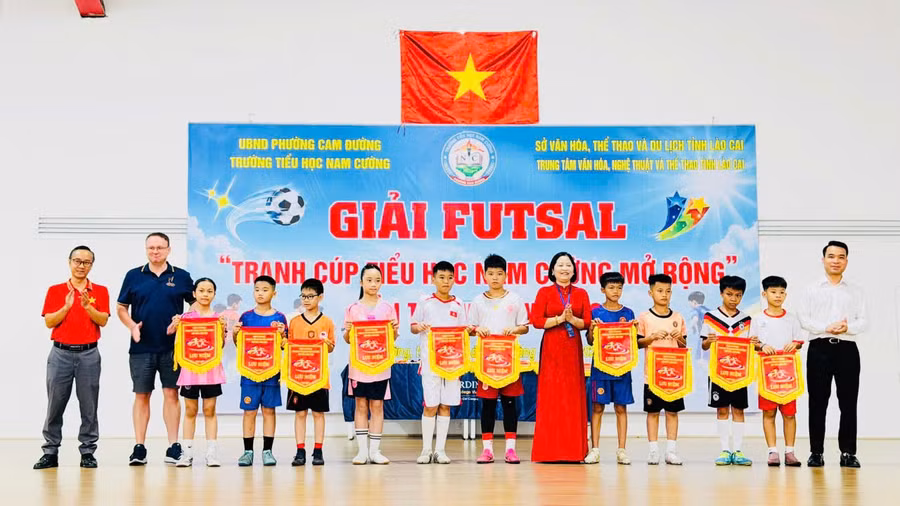 Ban tổ chức trao cờ luân lưu cho đại diện các đội bóng tham gia giải