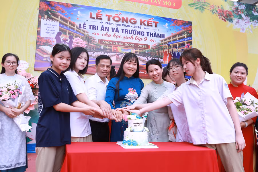 Thầy trò cùng nhau cắt bánh đánh dấu lễ trưởng thành cho học sinh lớp 9 chuẩn bị vào lớp 10. 