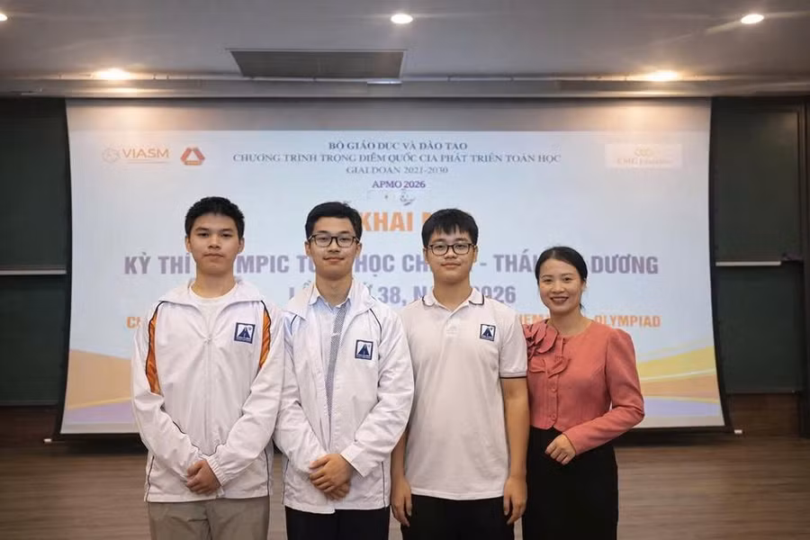 Từ trái qua: Phan Thành Huy, Phạm Đăng Nguyên, Hà Mạnh Hùng cùng cô giáo Thái Thị Thanh Hoa, phụ trách đội tuyển Toán.