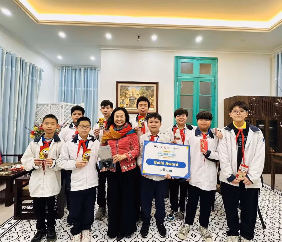 quang-vinh-cung-doi-tuyen-robotics.jpg